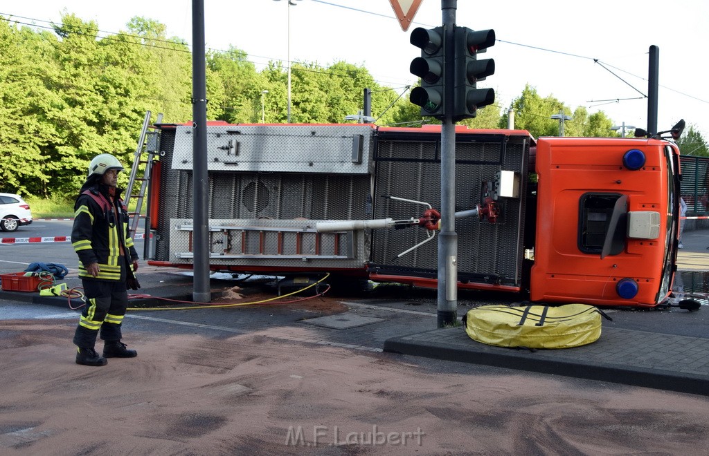 TLF 4 umgestuerzt Koeln Bocklemuend Ollenhauer Ring Militaerringstr P075.JPG - Miklos Laubert